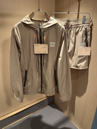 Hoodies & Sweatshirts