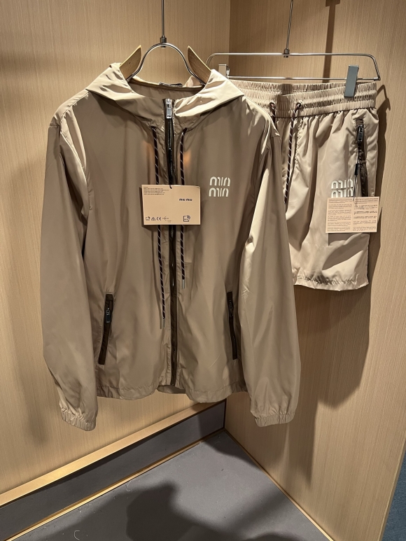 Hoodies & Sweatshirts Hoodies & Sweatshirts