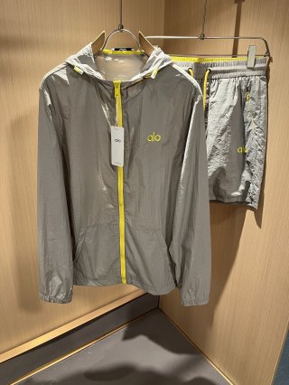 Hoodies & Sweatshirts