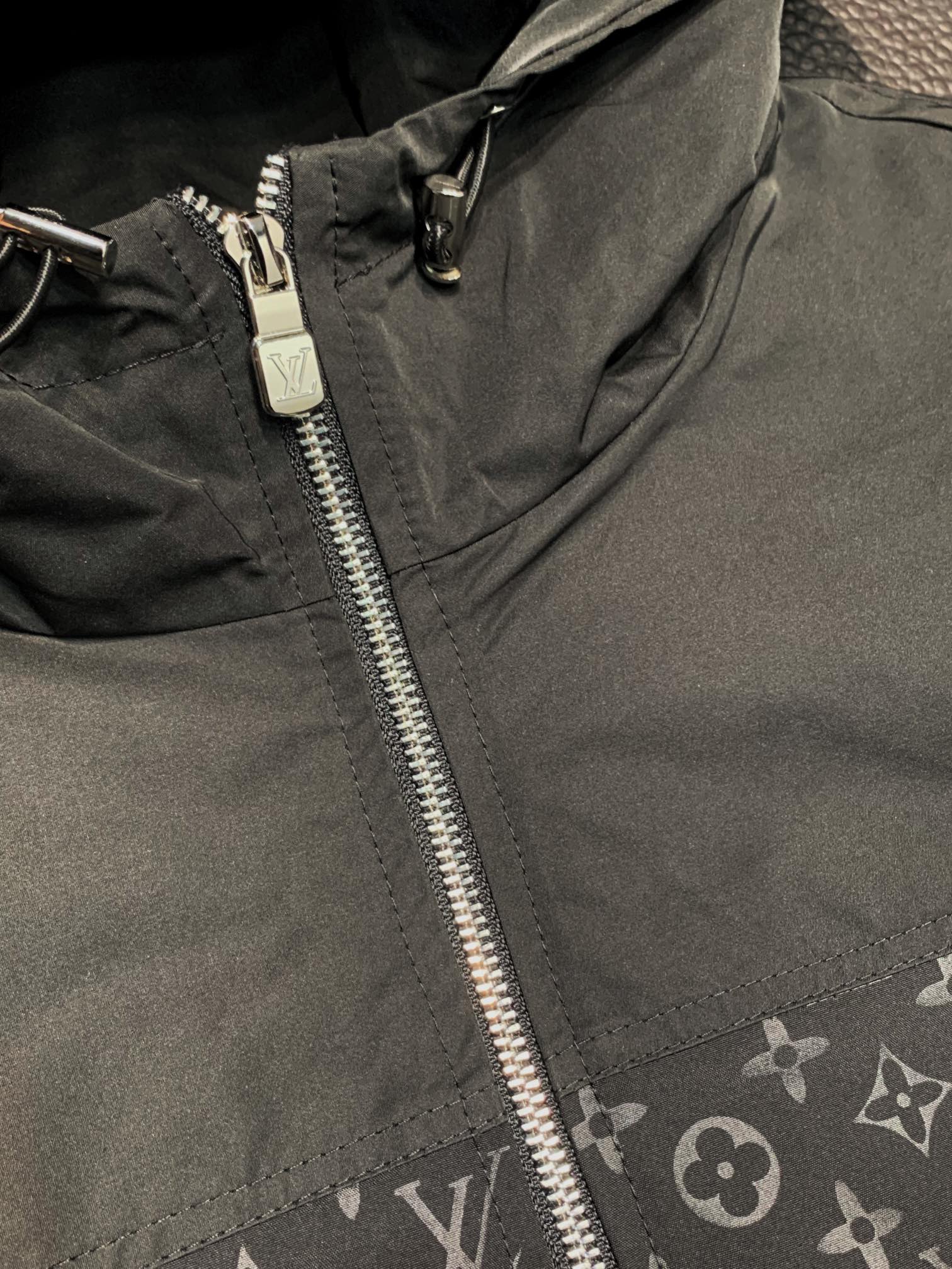 Hoodies & Sweatshirts