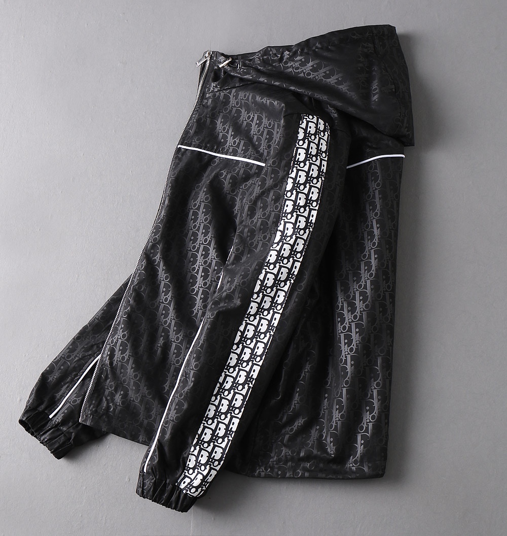 Hoodies & Sweatshirts