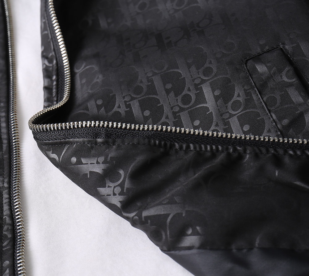 Hoodies & Sweatshirts