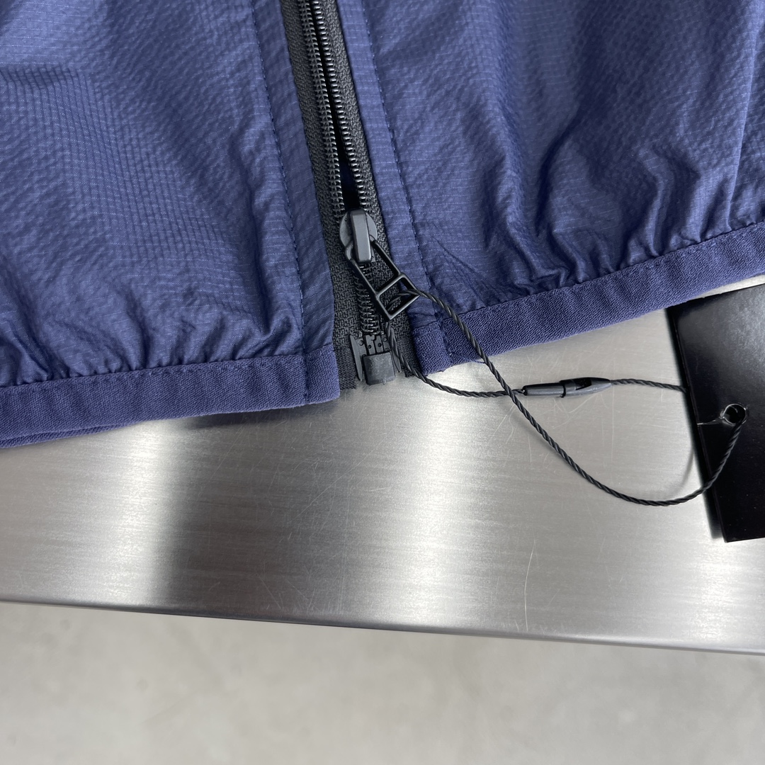 Hoodies & Sweatshirts