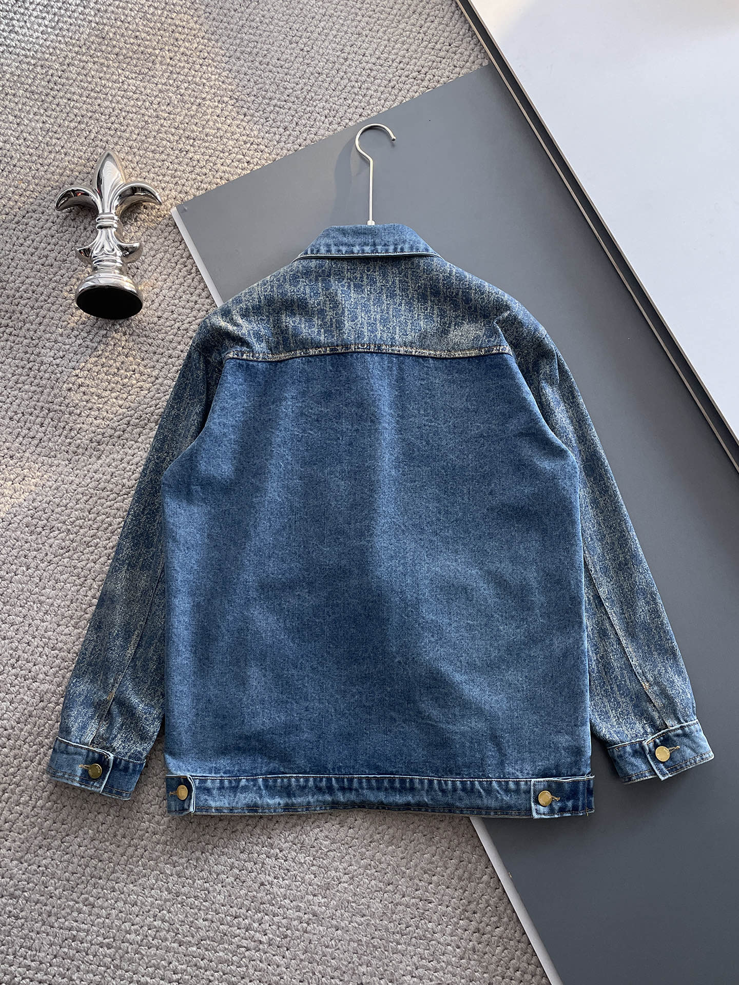 Hoodies & Sweatshirts