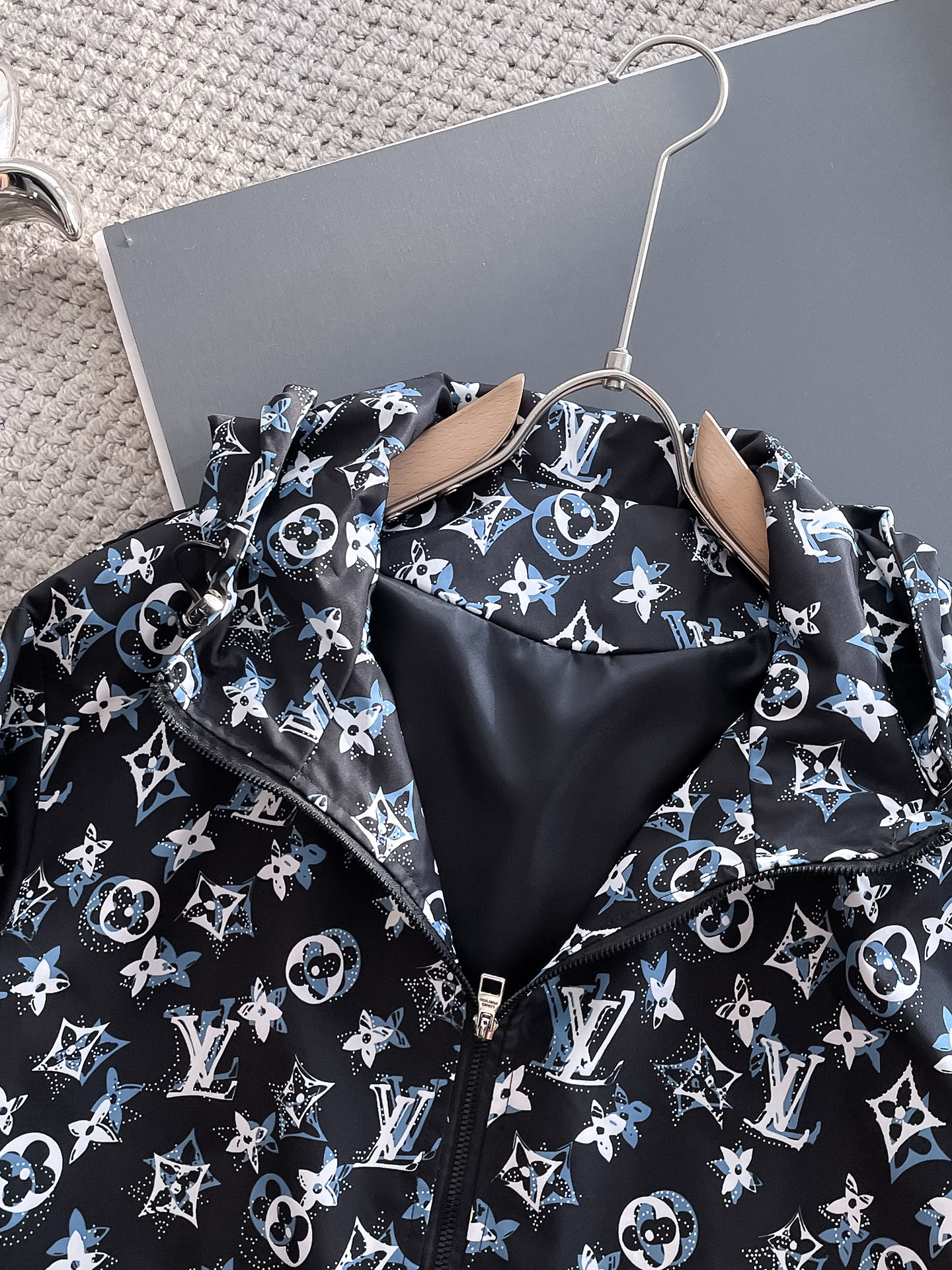 Hoodies & Sweatshirts