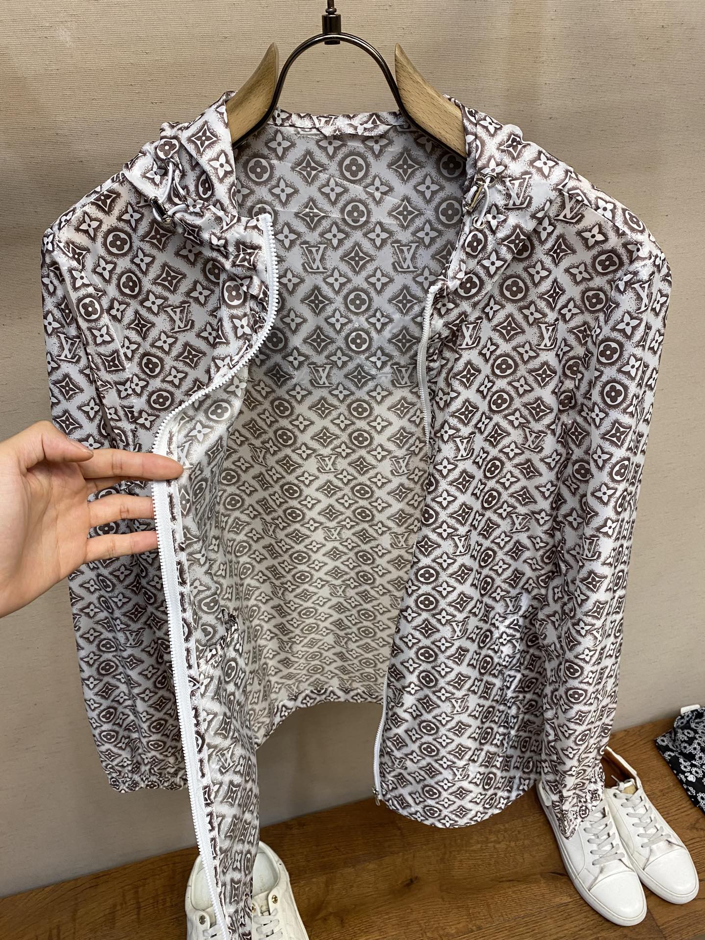 Hoodies & Sweatshirts