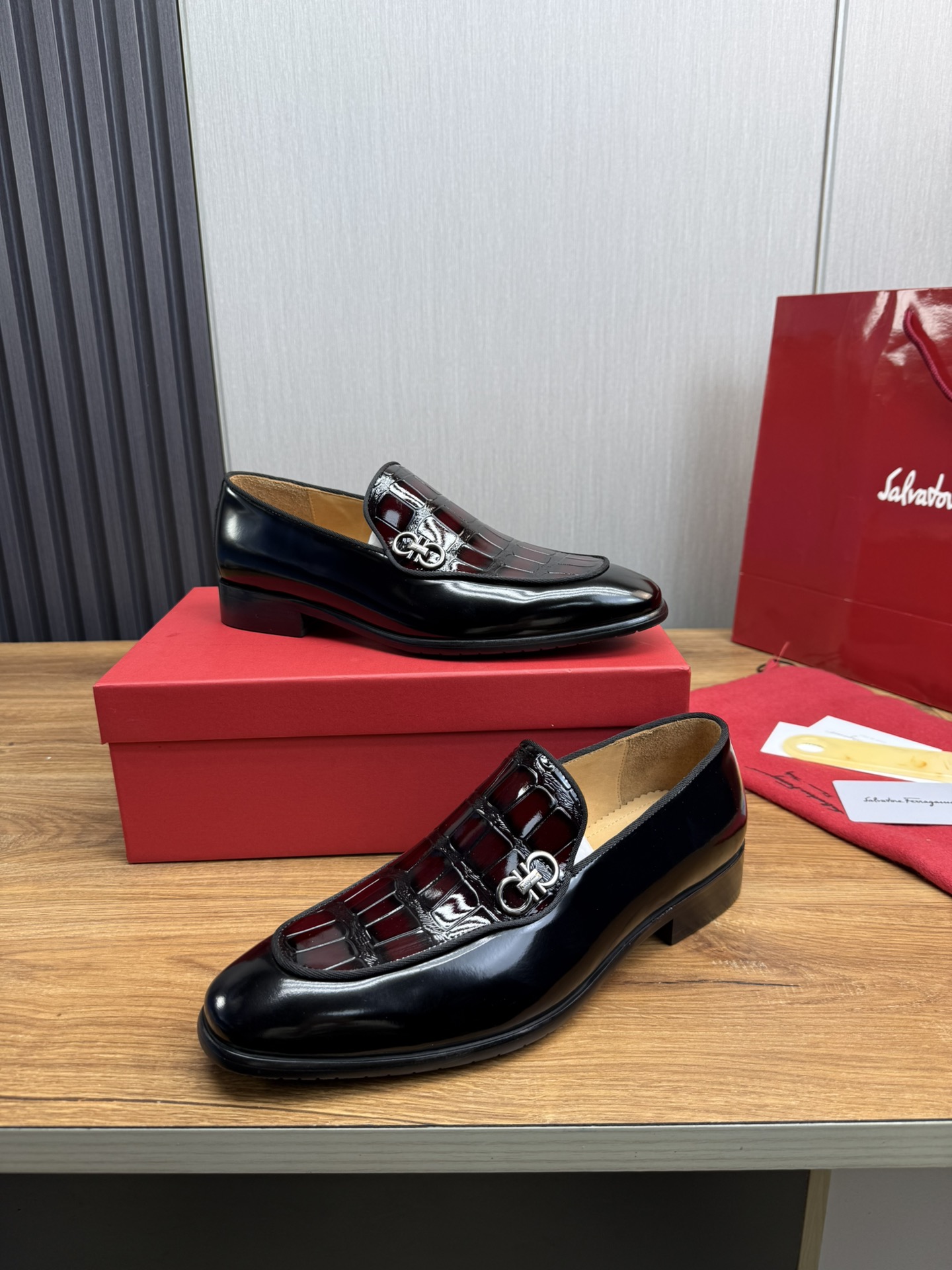 FerragamoSHOES