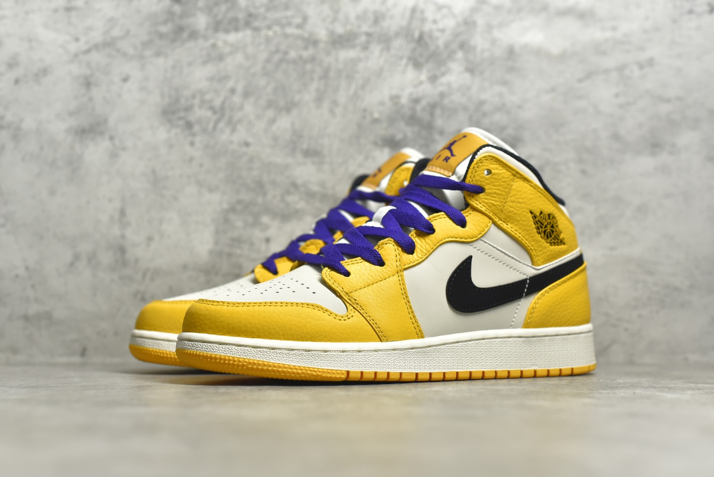 AirJordan1MidSHOES