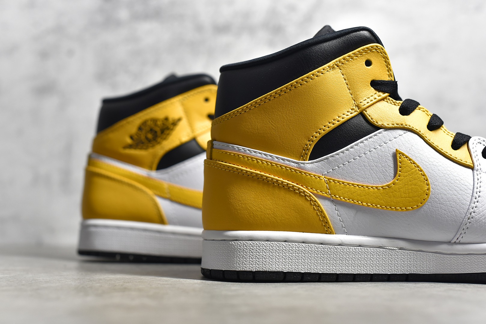 AirJordan1MidSHOES